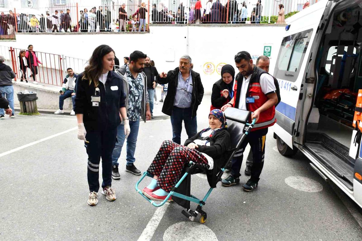 Esenyurt'ta engelli ve yaşlılar sandıklara taşındı