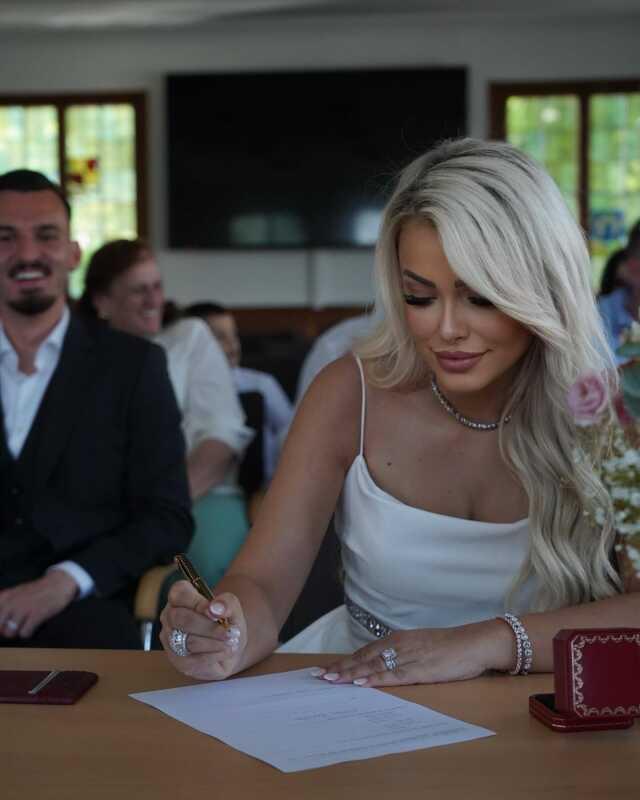 Fenerbahçeli futbolcu Berisha evlendi! Davetliler gelinin yırtmacından gözünü alamadı Fenerbahçeli futbolcu Berisha evlendi! Davetliler gelinin yırtmacından gözünü alamadı