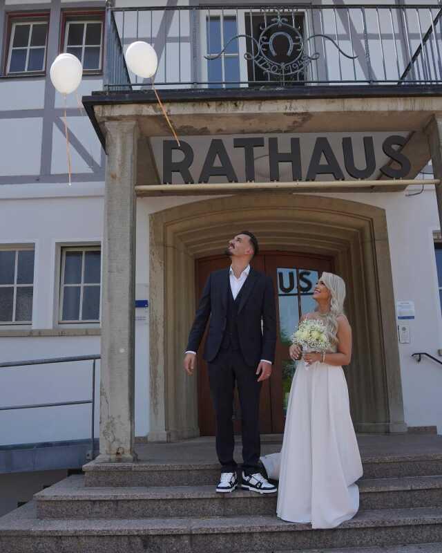 Fenerbahçeli futbolcu Berisha evlendi! Davetliler gelinin yırtmacından gözünü alamadı Fenerbahçeli futbolcu Berisha evlendi! Davetliler gelinin yırtmacından gözünü alamadı