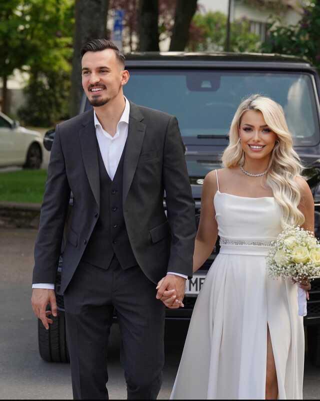 Fenerbahçeli futbolcu Berisha evlendi! Davetliler gelinin yırtmacından gözünü alamadı Fenerbahçeli futbolcu Berisha evlendi! Davetliler gelinin yırtmacından gözünü alamadı