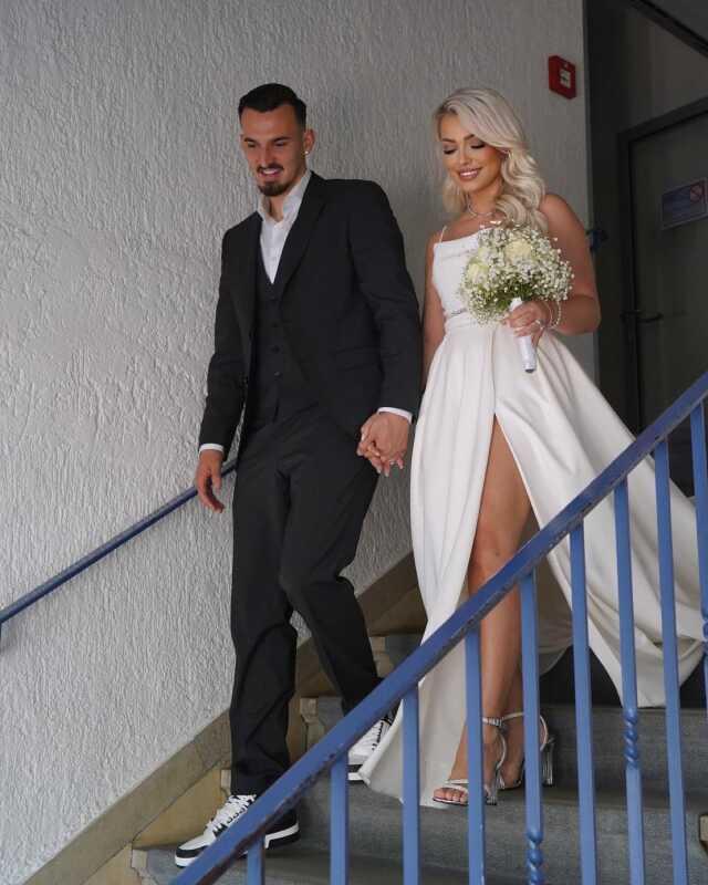 Fenerbahçeli futbolcu Berisha evlendi! Davetliler gelinin yırtmacından gözünü alamadı Fenerbahçeli futbolcu Berisha evlendi! Davetliler gelinin yırtmacından gözünü alamadı