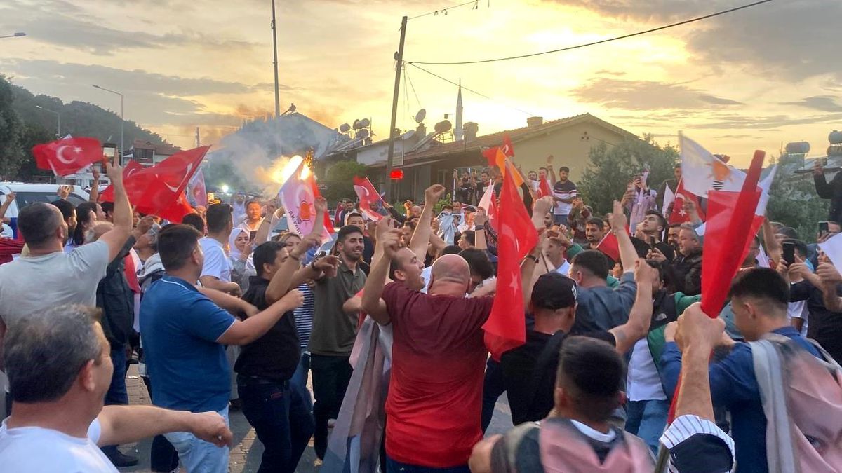 Fethiye'de seçim zaferi kutlanıyor