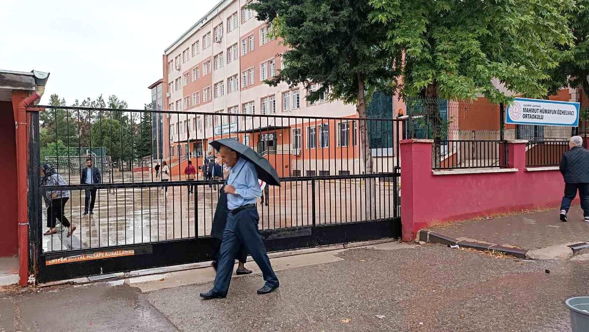 Gaziantep'te Oy Verme İşlemi Yağmur Altında Başladı