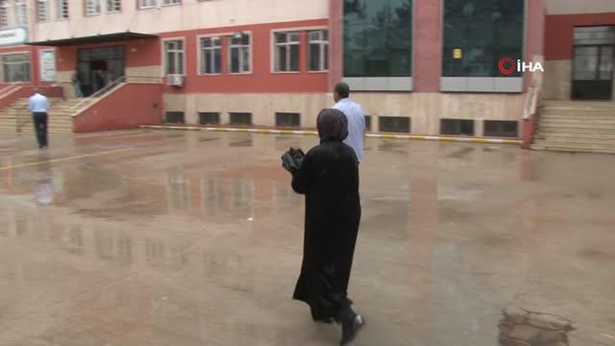 Gaziantep'te oy verme işlemi yoğun yağmur altında başladı
