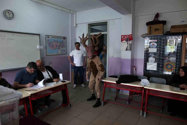 Tiyatrocu Bahtiyar Keskin, geyik kostümüyle sandık başına gitti