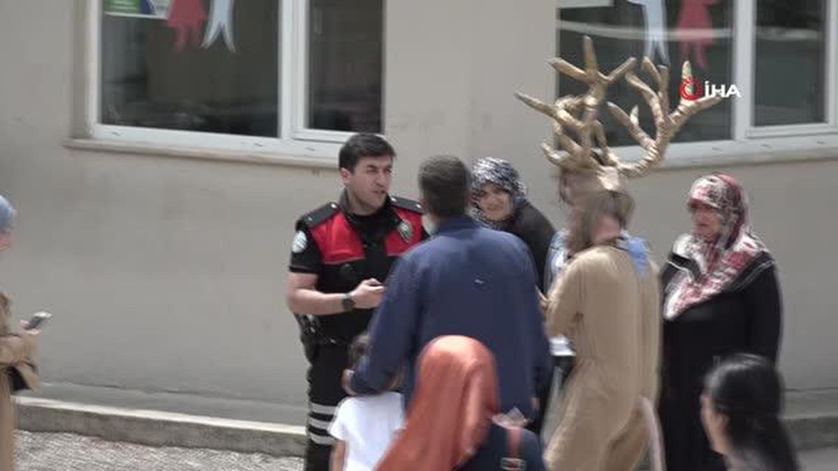 Geyik kostümüyle oy kullanmaya gelince herkes şaşkına döndü