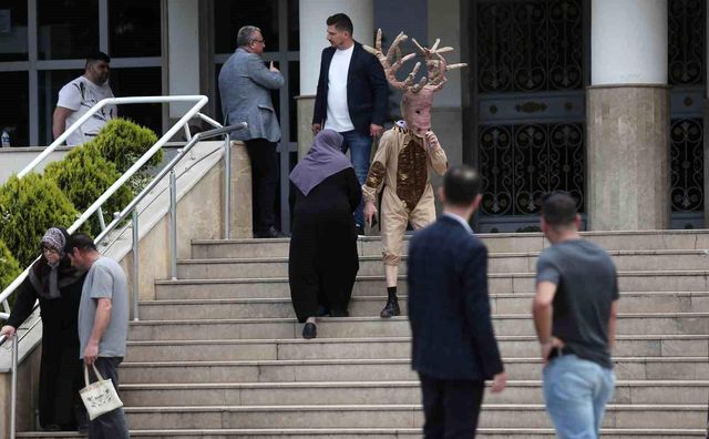 Tiyatrocu Bahtiyar Keskin, geyik kostümüyle sandık başına gitti