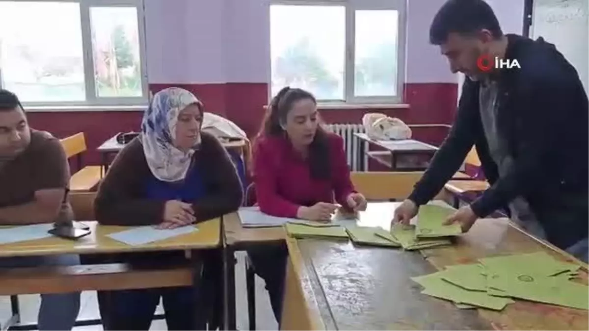 Hakkari'de sandıklar kapandı, oy sayma işlemi sürüyor