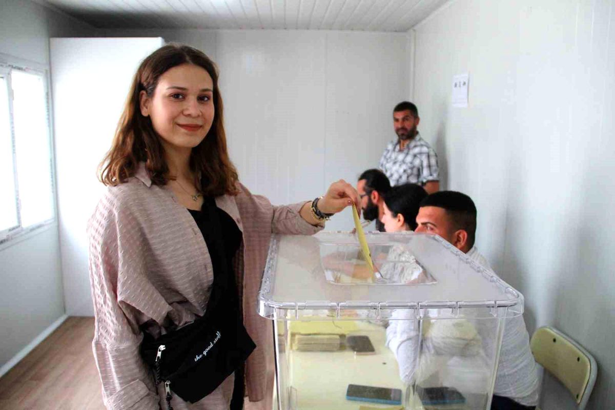 Hatay'da depremzedeler oy kullanırken duygusal anlar yaşandı