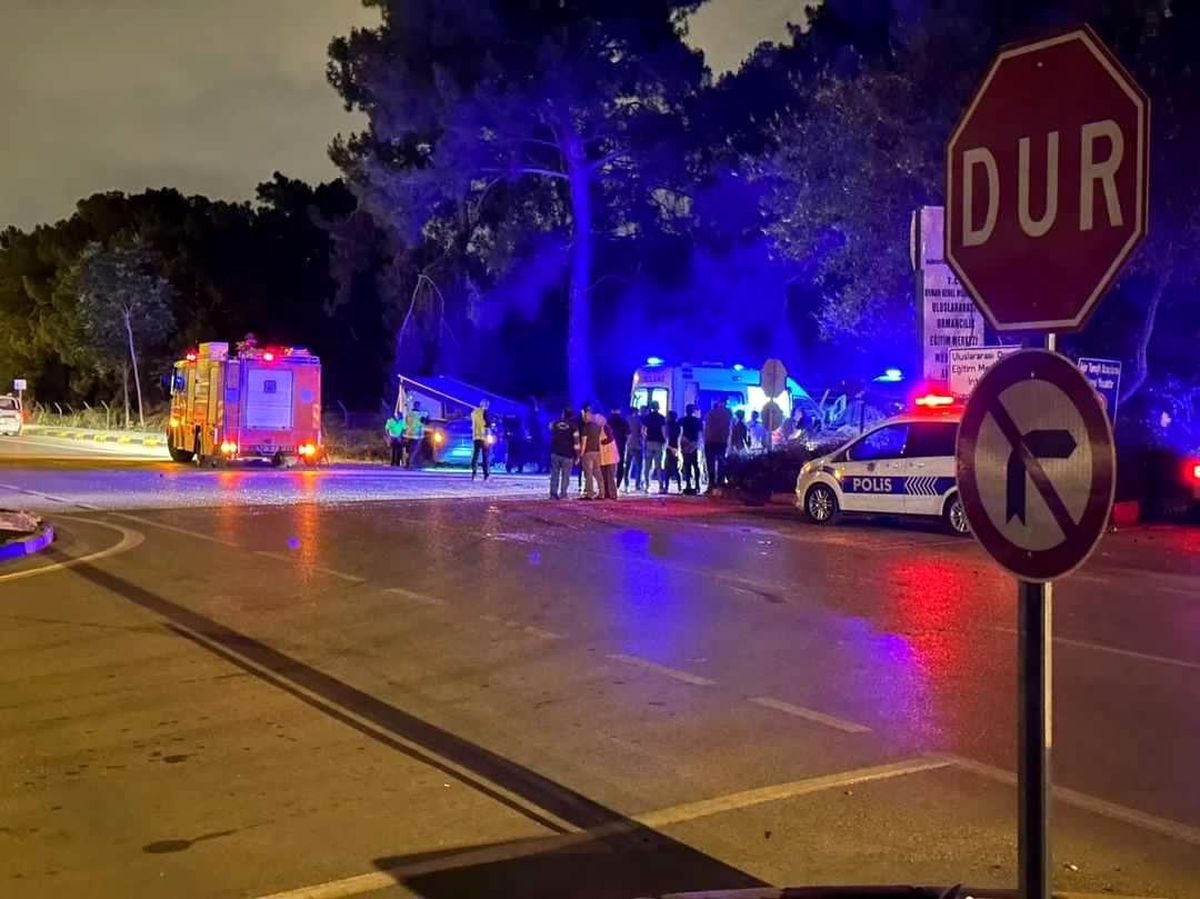 Antalya'da Otomobil Kazası: 2 Kişi Hayatını Kaybetti