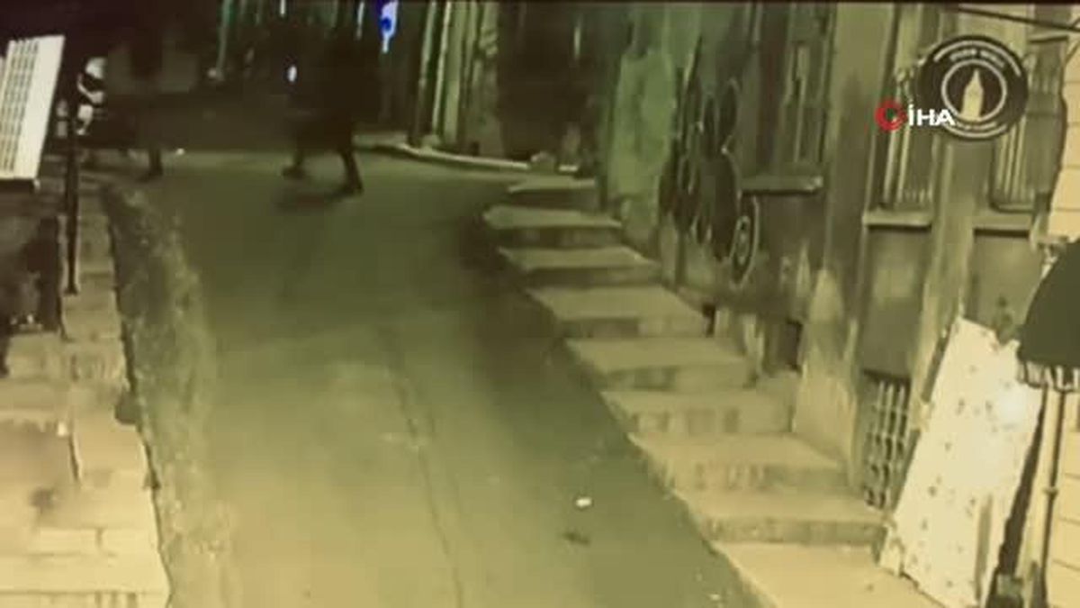 İstanbul'da kasklı gence silahlı saldırı: Cinayet kameralara yansıdı