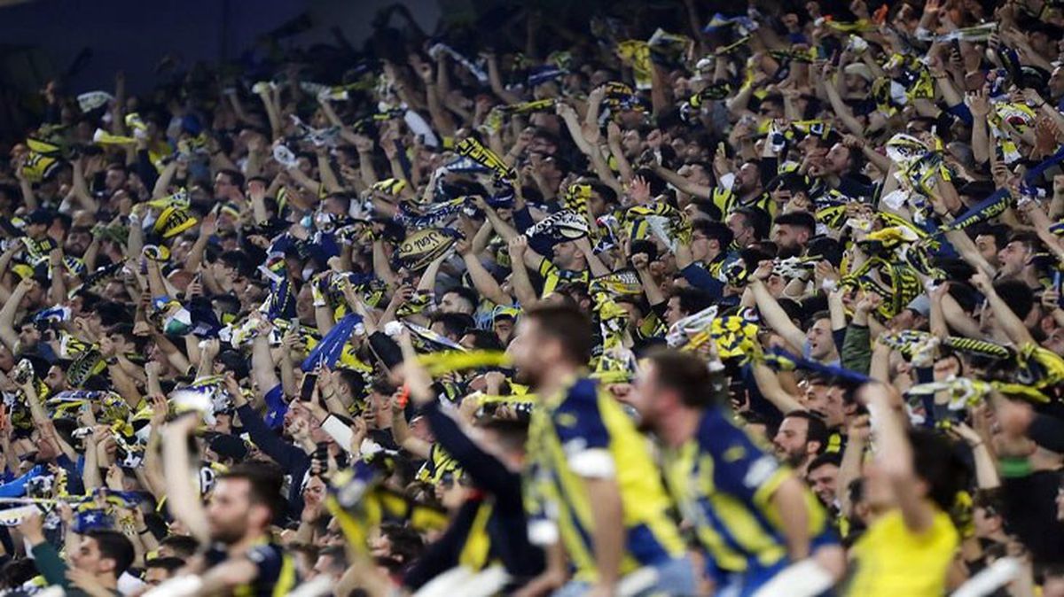 Kabine kendi yaptığı oy pusulasıyla giren Fenerbahçeli, mührü basarken çıkardığı sesle tüm sınıfı inletti