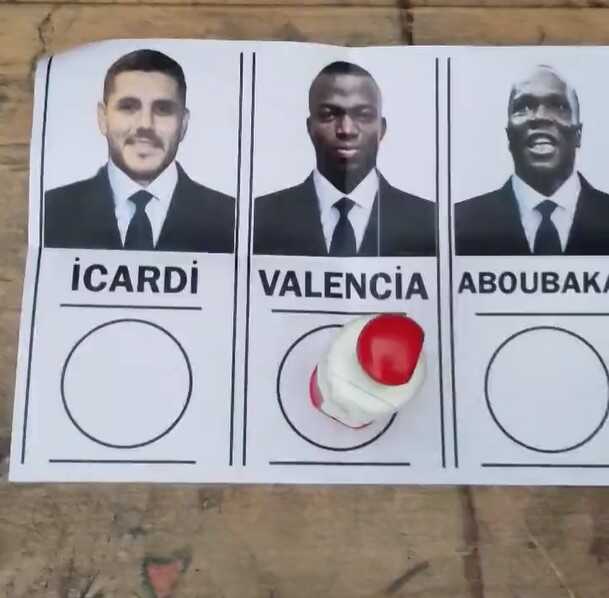 Kabine kendi yaptığı oy pusulasıyla giren Fenerbahçeli, mührü basarken çıkardığı sesle tüm sınıfı inletti