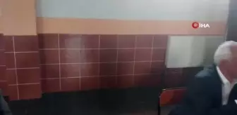 Kıyafet giydirdiği kuzusuyla oy kullanmaya gitti