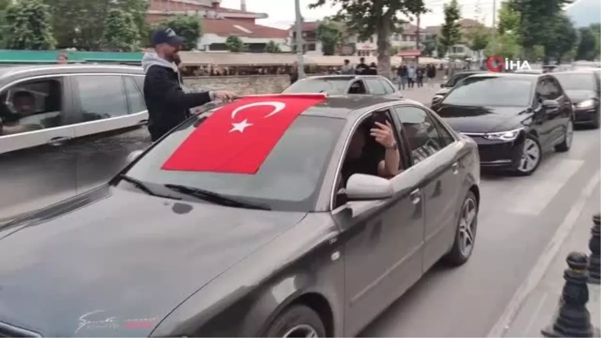Kosova sokaklarında davullu zurnalı Erdoğan'ın zaferi kutlanıyor