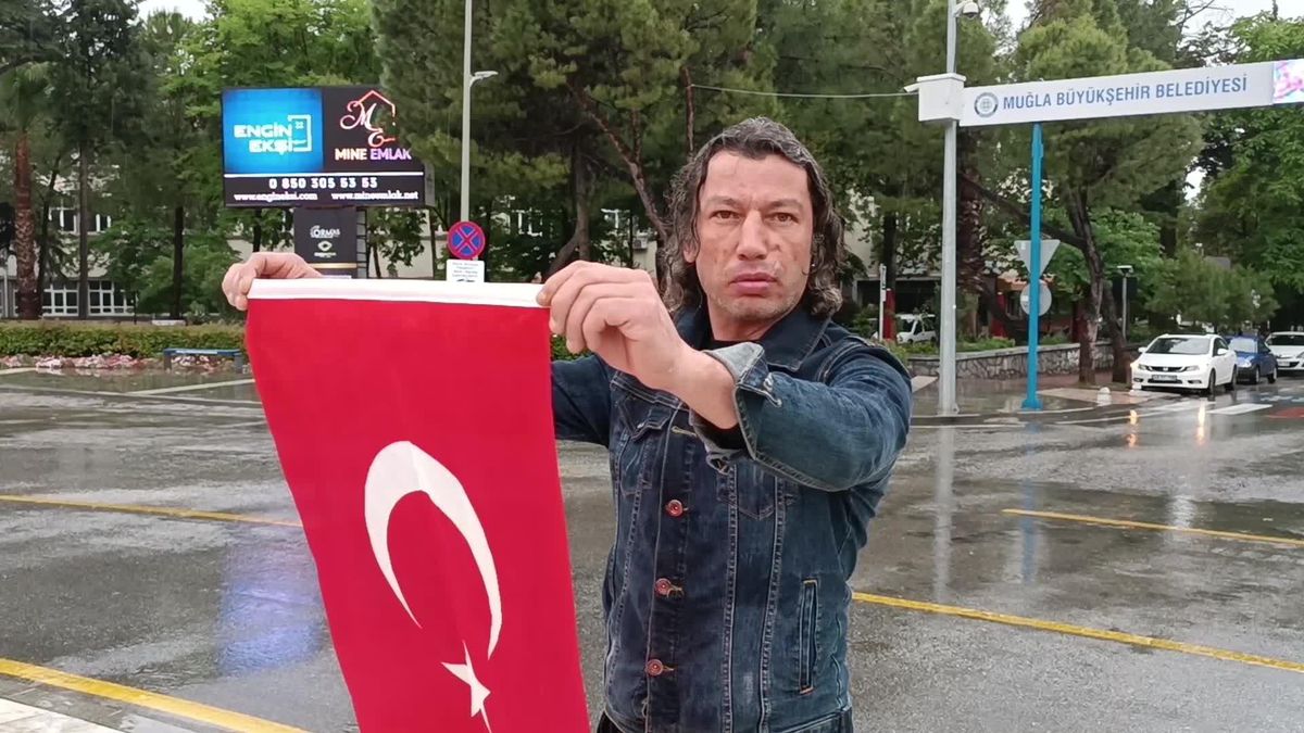 Muğla'da Atatürk Heykeli Önünde Nöbet Tutmaya Başlayan Vatandaş: Atatürk İçin Buradayım