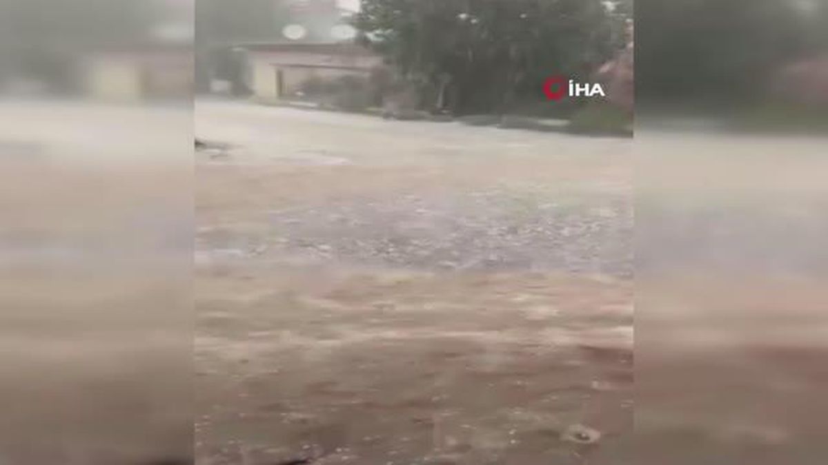 Muğla'da dolu ile karışık yağan yağmur sokakları beyaza bürüdü