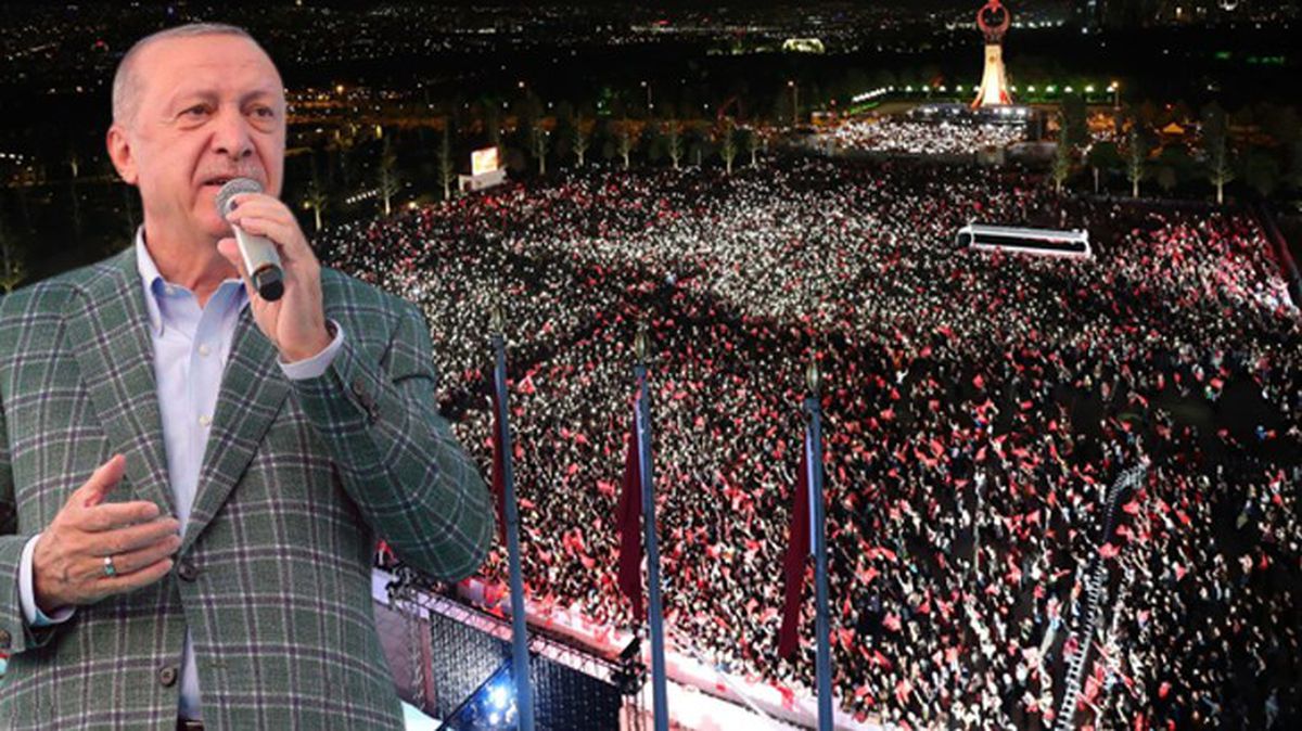 On binlerce vatandaş Erdoğan'ın balkon konuşmasını dinlemek için Cumhurbaşkanlığı Külliyesi'ne akın etti