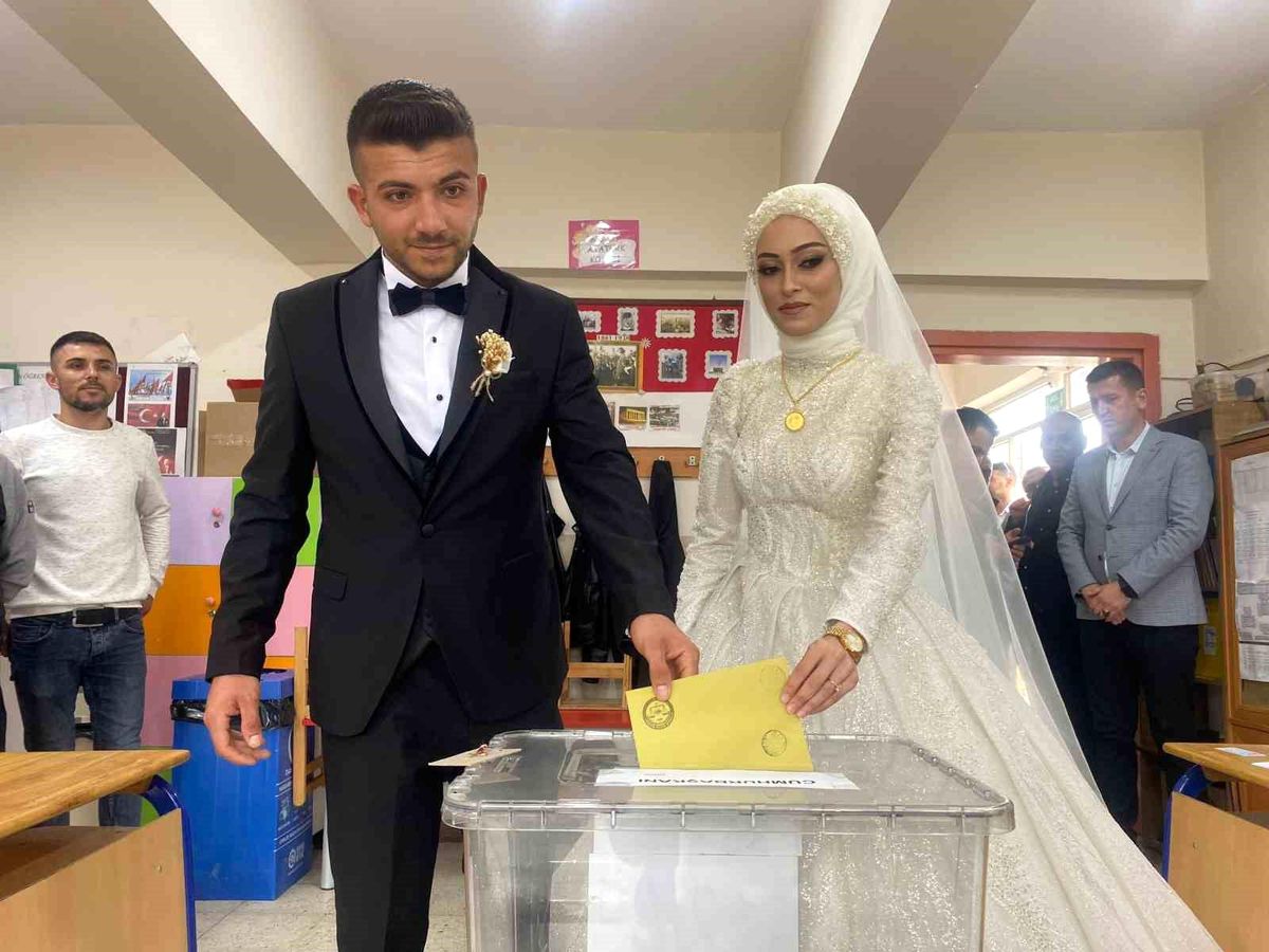 Düğün öncesi oy kullandılar