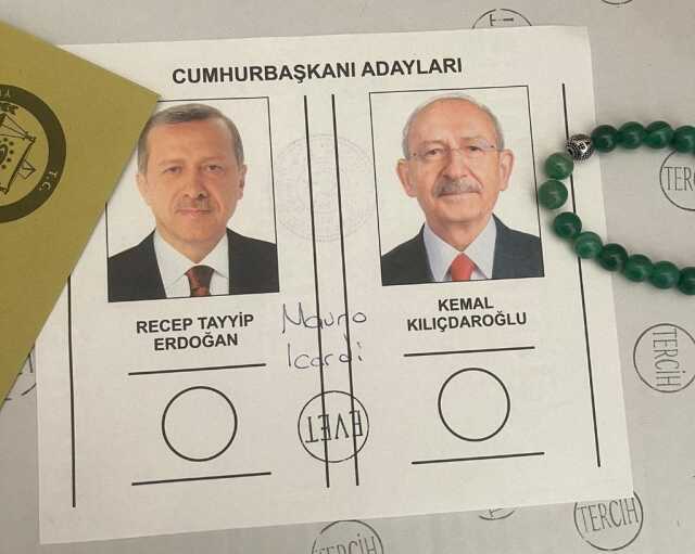 Oy pusuluna not yazan Fenerbahçe ve Galatasaray taraftarına tepkiler çığ gibi