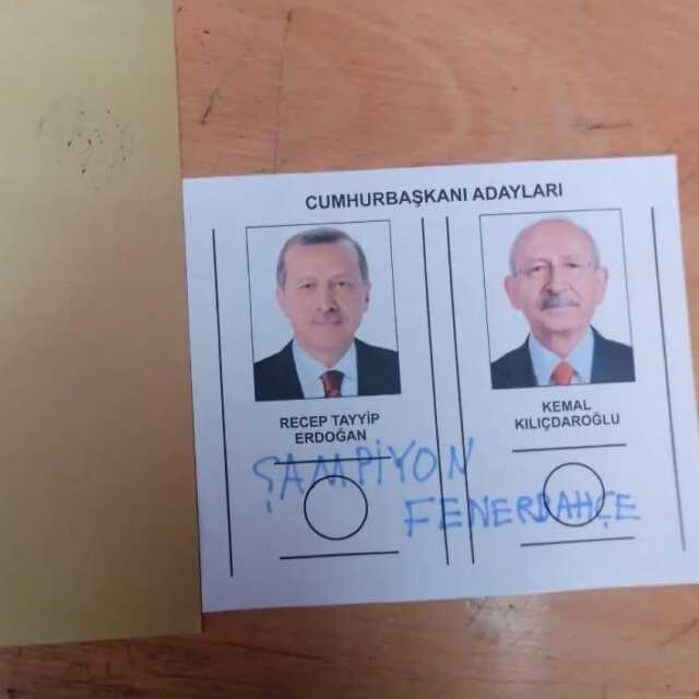 Oy pusuluna not yazan Fenerbahçe ve Galatasaray taraftarına tepkiler çığ gibi