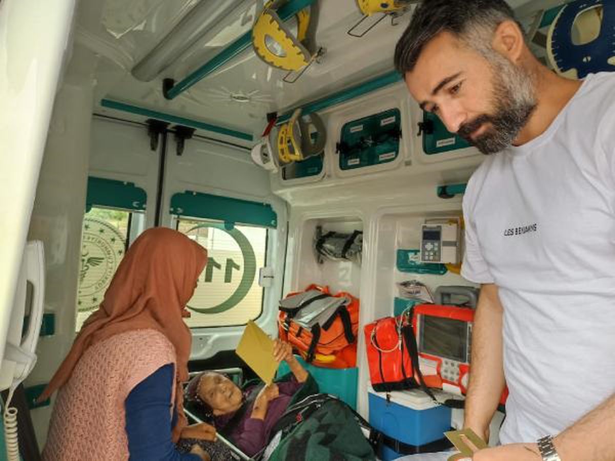 Felçli kadın oyunu ambulans içinde kullandı