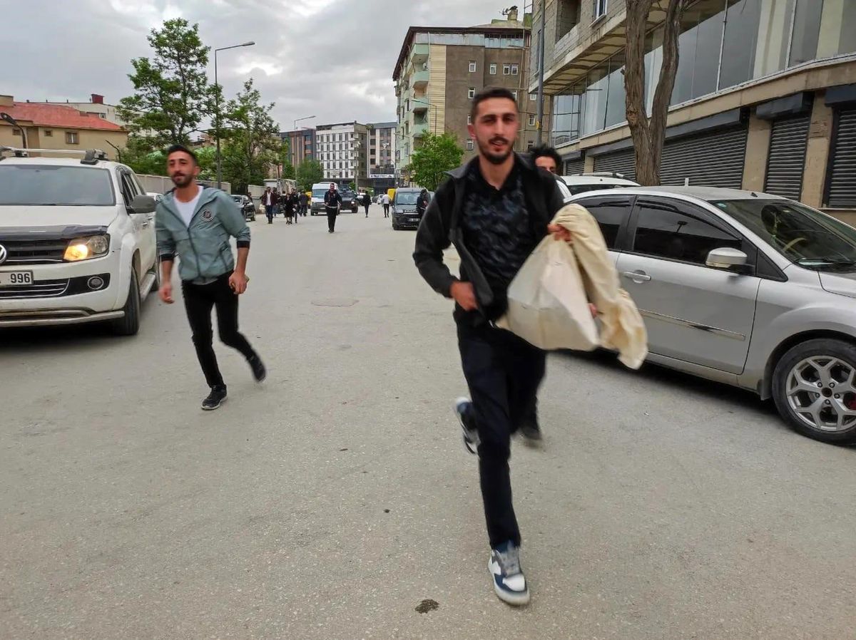 Sandık Görevlileri Koşarak Oyları Yetiştirdi