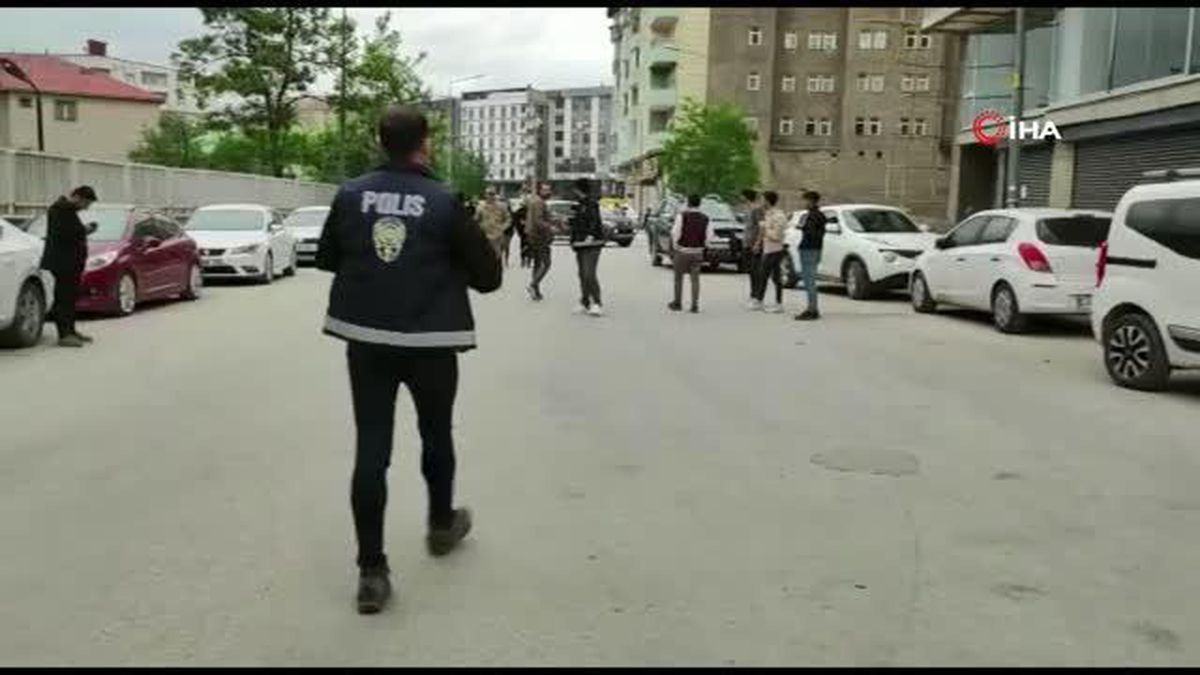 Sandık görevlileri koşarak oyları yetiştirdi