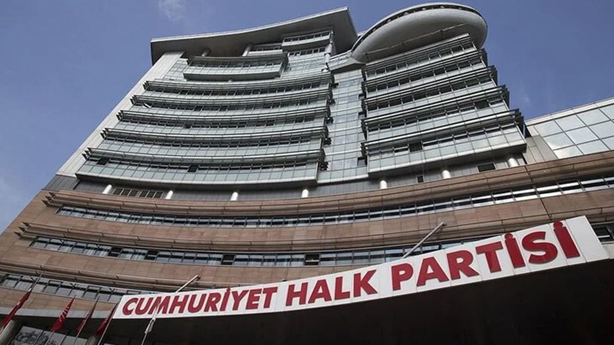 Sandıklar kapanmadan önce CHP Genel Merkezi'ne Kılıçdaroğlu pankartı asıldı