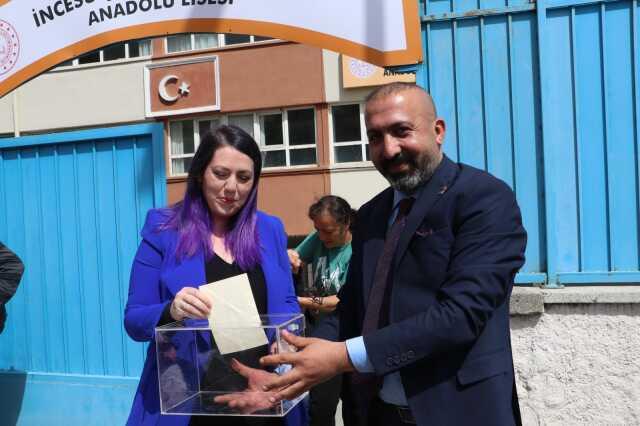 Seçim günü sürprizi: Ankara'da oy verirken evlenme teklif etti