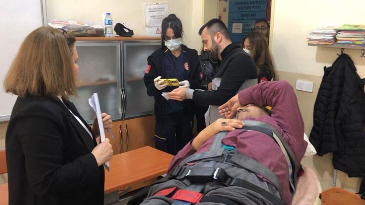 Sedye ile oy vermeye gelen diyaliz hastasından ders niteliğinde sözler