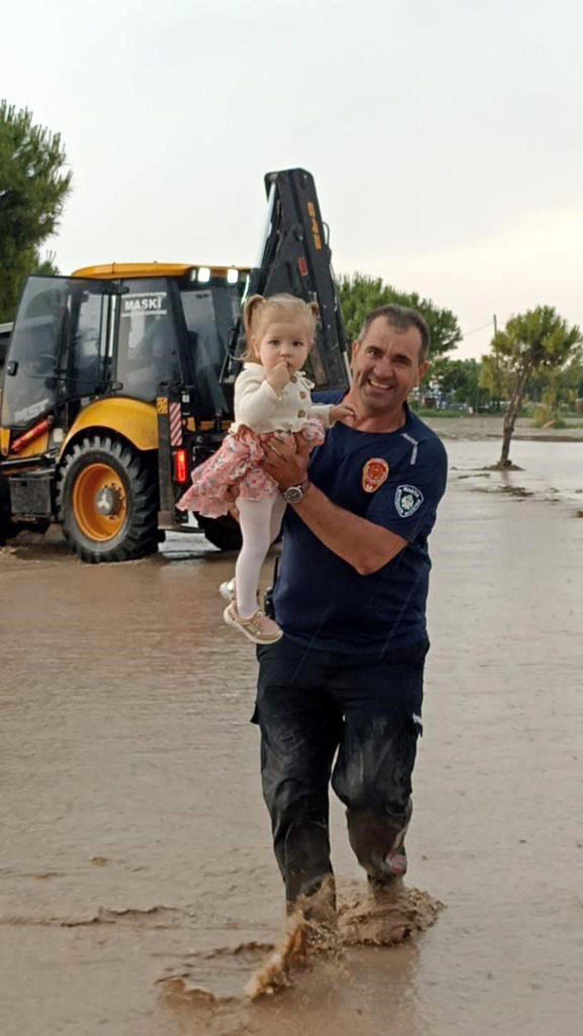 Manisa'da sel suları sürüklediği otobüste mahsur kalan 28 yolcu kurtarıldı