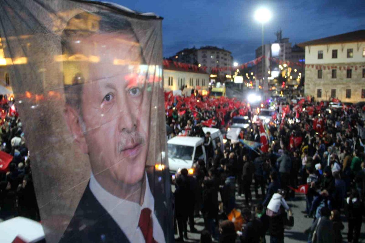 Sivas'ta Vatandaşlar Seçim Zaferini Kutladı