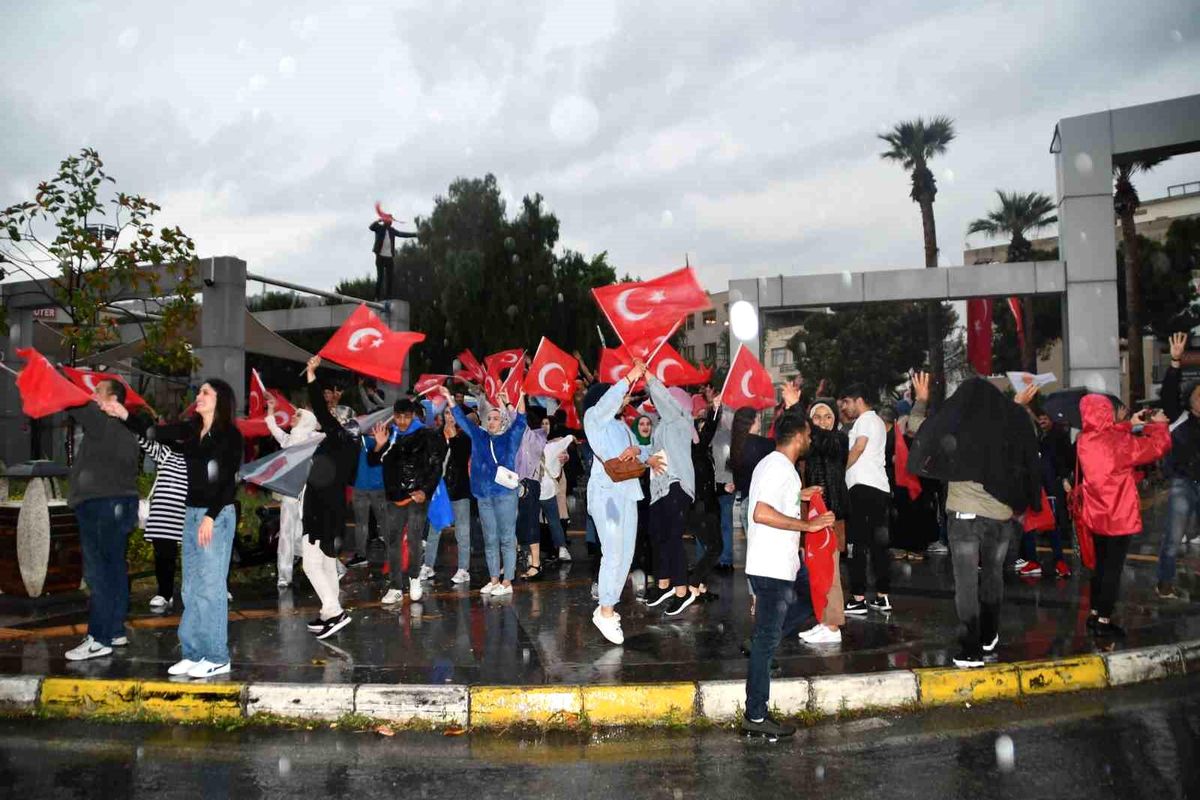 Söke'de Cumhurbaşkanı Erdoğan'ın seçim zaferi meydanda kutlandı