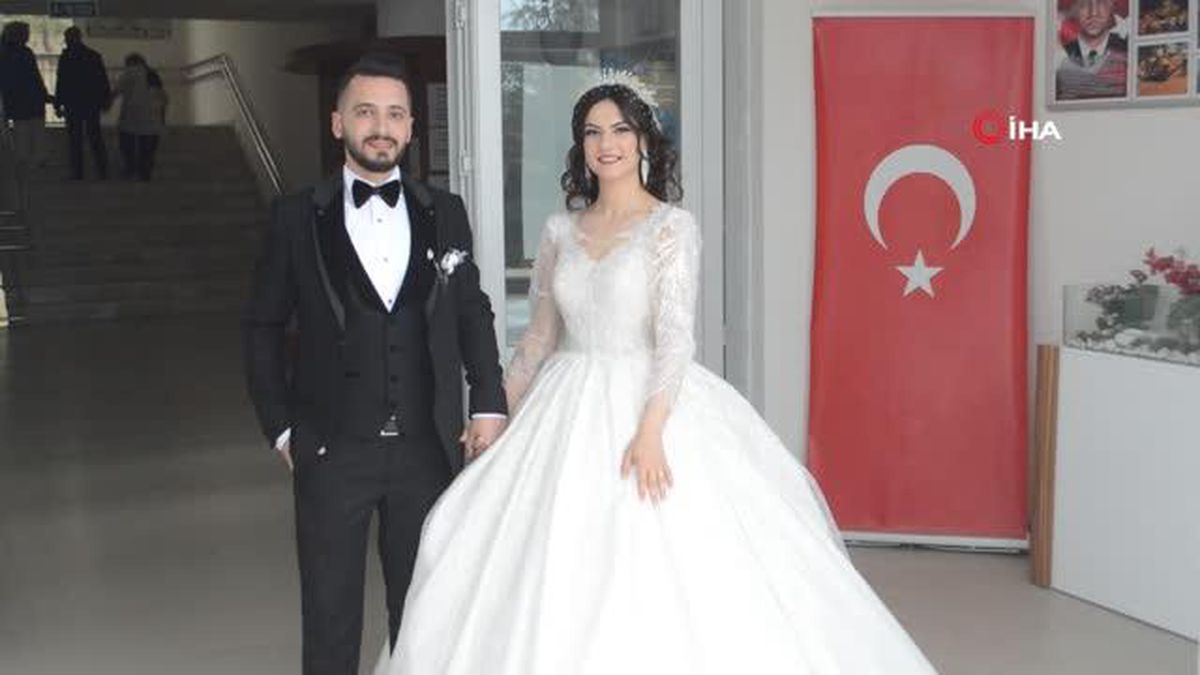 Tavşanlı'da gelinlik ve damatlıkla oy kullanmaya geldiler