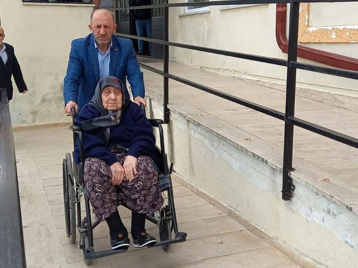 Tekirdağ'da 107 yaşındaki Makbule teyze oy kullandı