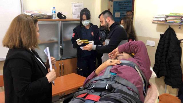 Sedye ile oy vermeye gelen diyaliz hastasından ders niteliğinde sözler Sedye ile oy vermeye gelen diyaliz hastasından ders niteliğinde sözler