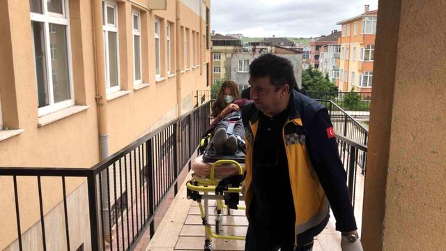 Sedye ile oy vermeye gelen diyaliz hastasından ders niteliğinde sözler Sedye ile oy vermeye gelen diyaliz hastasından ders niteliğinde sözler