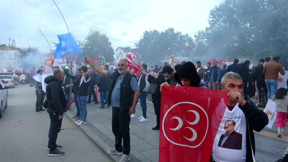 Tokat'ta Vatandaşlar Seçim Sonucunu Kutladı