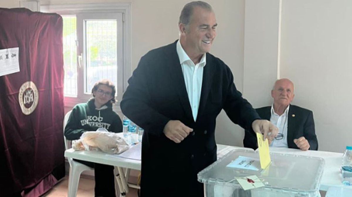Türk futbolunun efsanesi Fatih Terim oy kullandı, sosyal medya yıkıldı