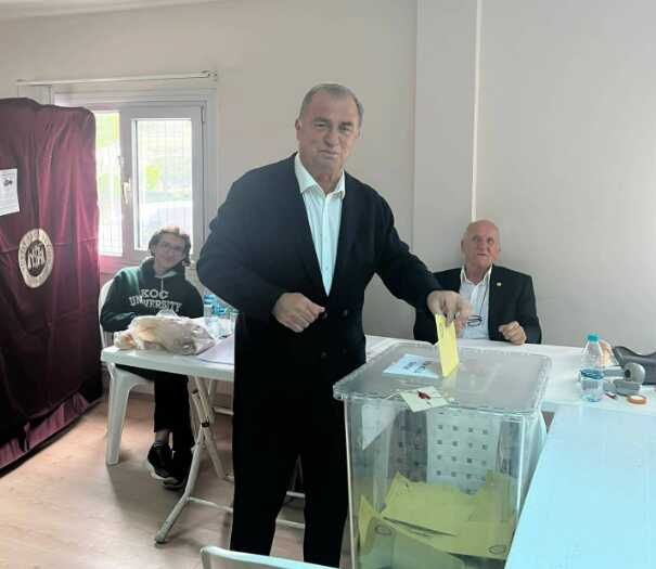 Türk futbolunun efsanesi Fatih Terim oy kullandı, sosyal medya yıkıldı