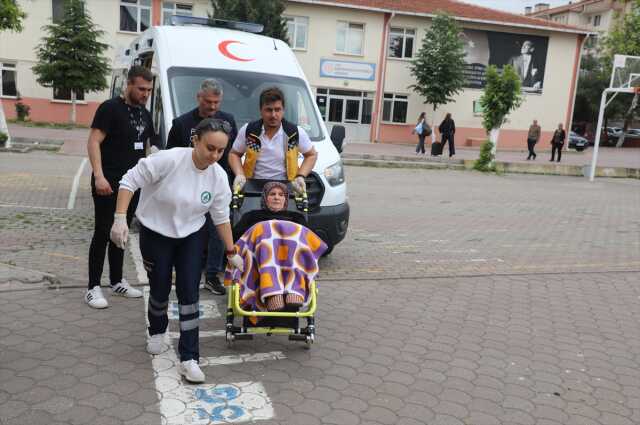 Türkiye sandık başında! İşte oy verme işlemlerinden yansıyan kareler