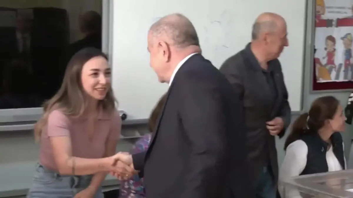 Ümit Özdağ Ankara'da oyunu kullandı