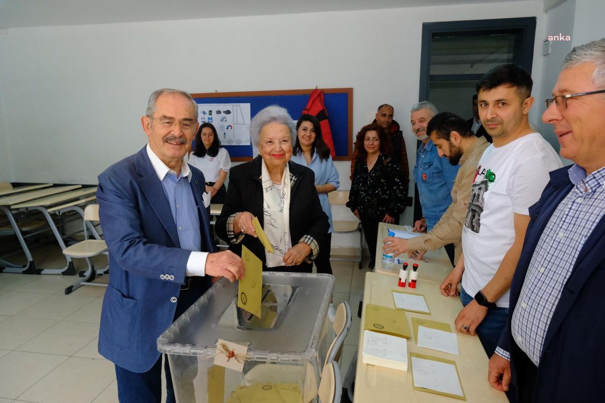 Eskişehir Büyükşehir Belediye Başkanı Yılmaz Büyükerşen oyunu kullandı