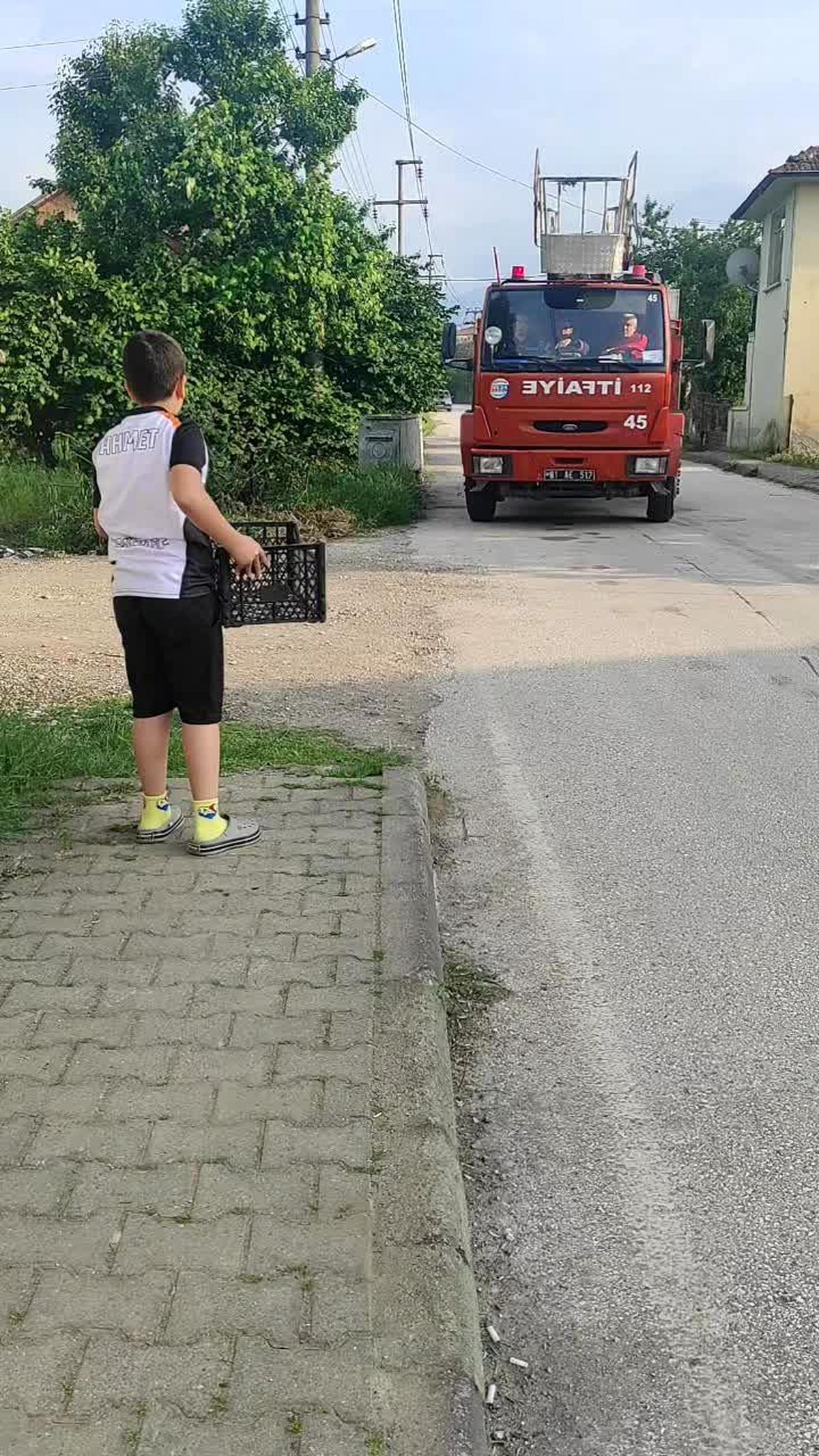 Yuvadan düşen kuşu fark eden çocuğun merhameti dikkat çekti