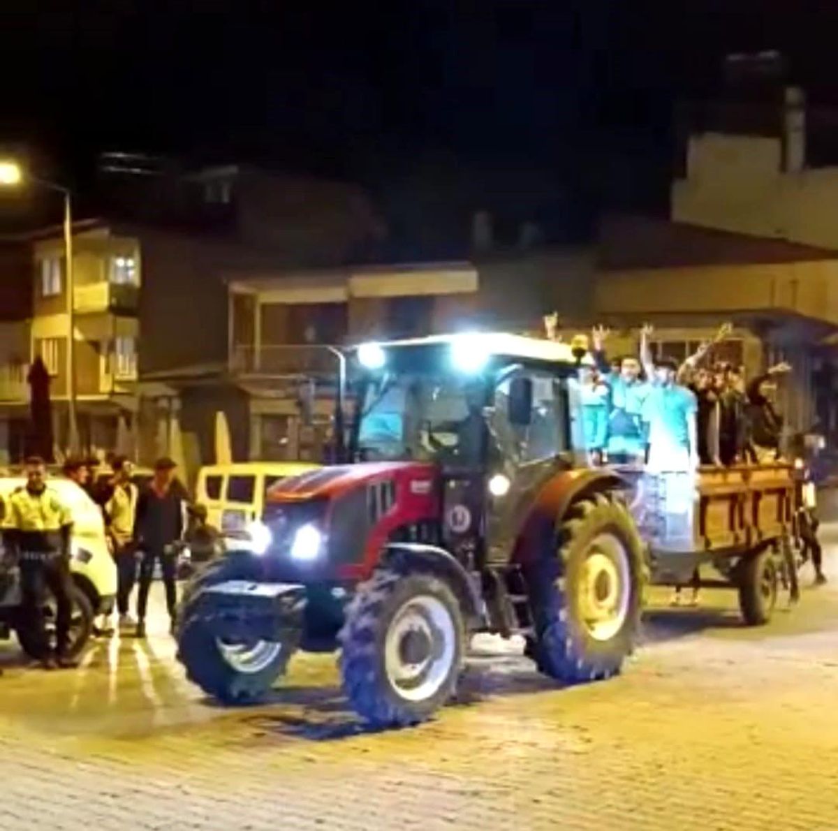 Bitlis'te traktör konvoyuyla seçim zaferi kutlandı