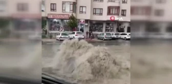 Başkenti sel vurdu: Vatandaşlar araçların üstünde mahsur kaldı