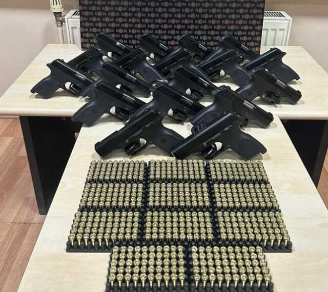 Bolu'da 18 Tabanca ve 550 Mermi Ele Geçirildi: 3 Kardeş Gözaltına Alındı Bolu'da 18 Tabanca ve 550 Mermi Ele Geçirildi: 3 Kardeş Gözaltına Alındı