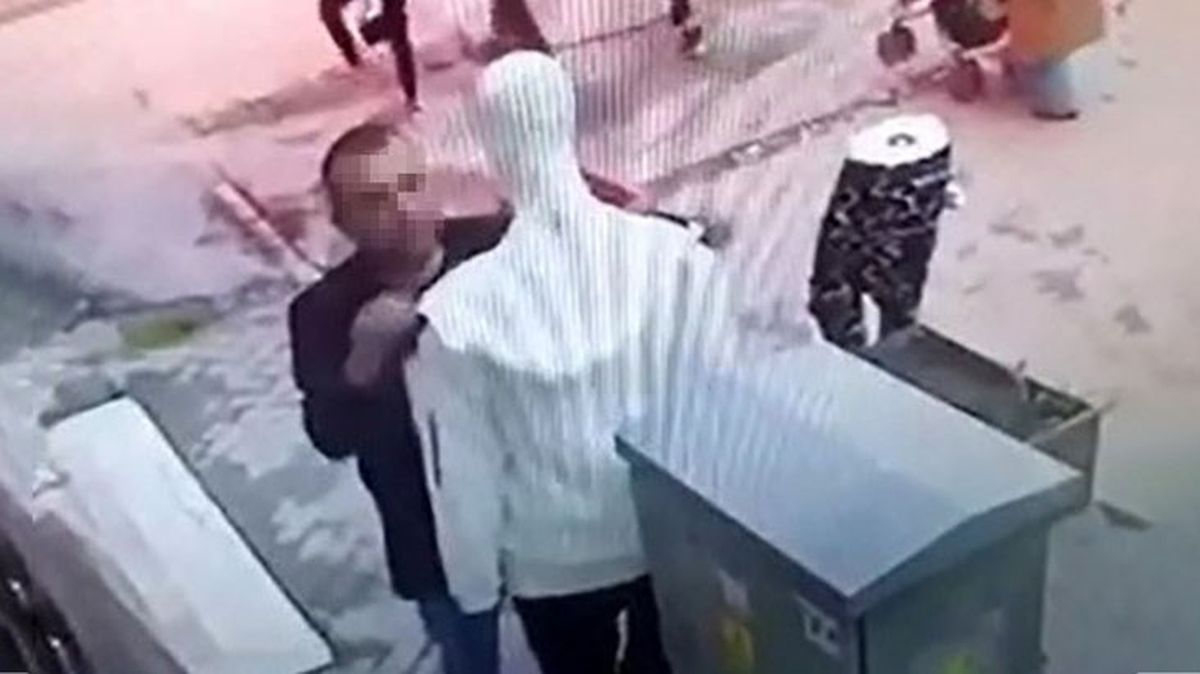 Cansız mankenin üzerindeki kıyafeti böyle çaldı