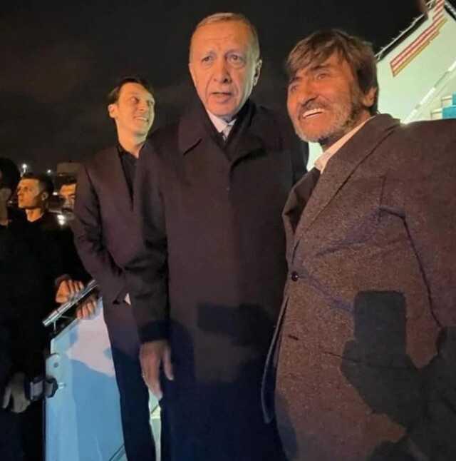 Cumhurbaşkanı Erdoğan ile fotoğraf çektirmek isteyen Rıdvan Dilmen'e Emine Erdoğan'dan uyarı Cumhurbaşkanı Erdoğan ile fotoğraf çektirmek isteyen Rıdvan Dilmen'e Emine Erdoğan'dan uyarı
